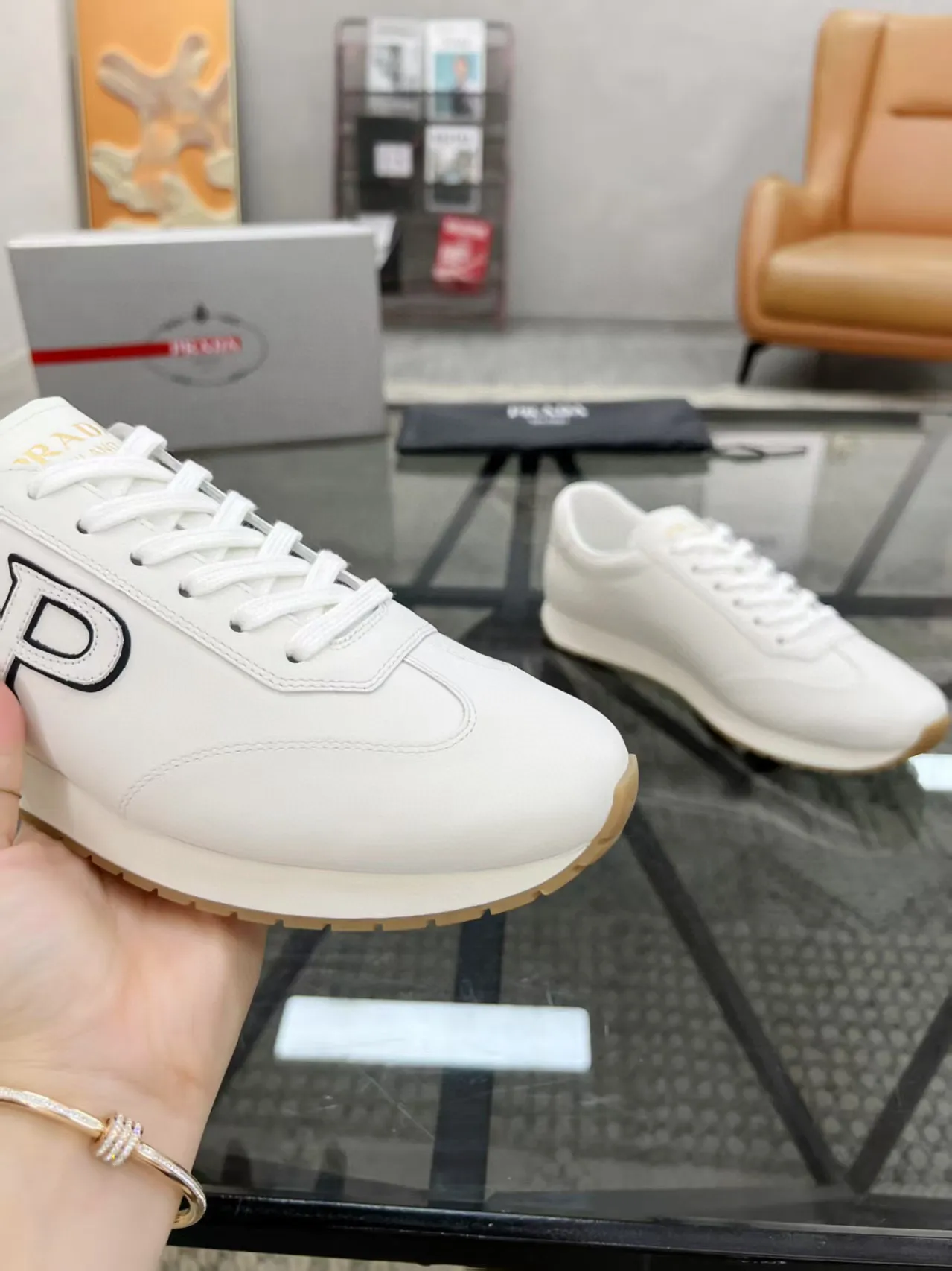 Factory price: 400💰Prada new men's leather sports shoes, the highest version on the market, any comparison is welcome🆚! The original leather has excellent texture and is super high-end! Fetal sheep net lining imported from Italy, removable pad! Luxurious materials and fine workmanship, highly recommended! Code number: 38-44, customized 45